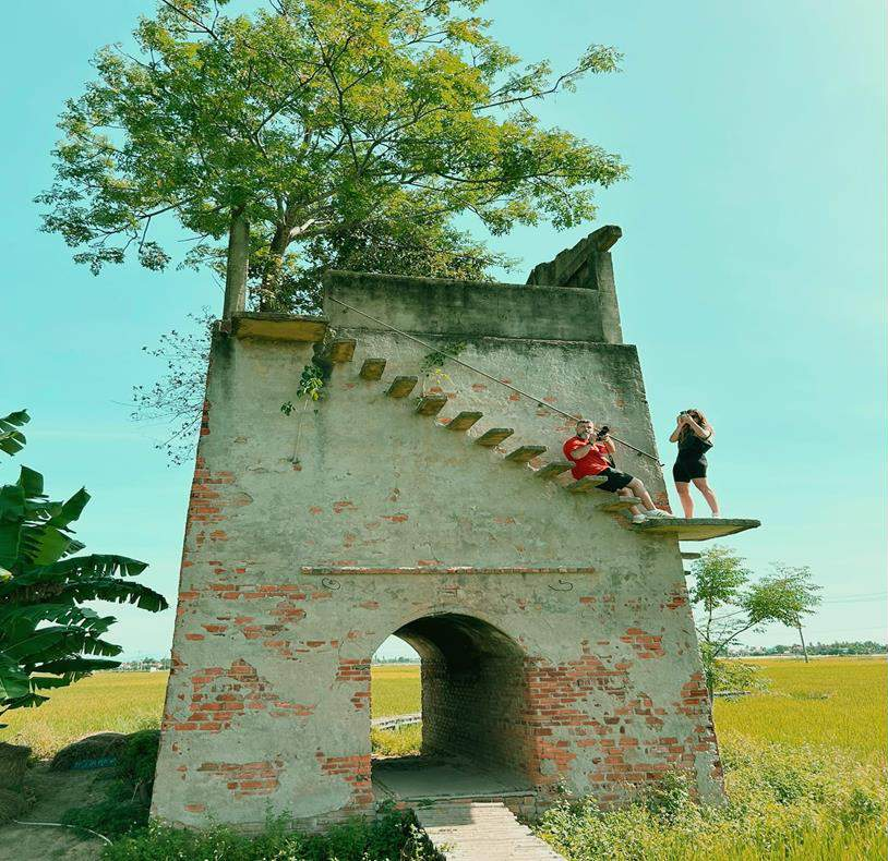 A couple of people on a ladder AI-generated content may be incorrect.